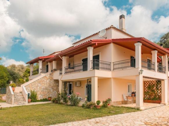 Villa Eleni with 3 bedrooms, Агиос-Иоаннис-Перистерон