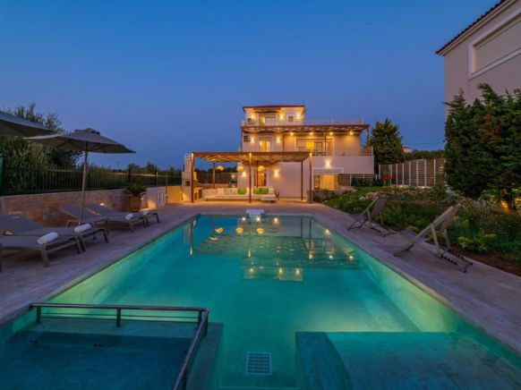 Estella Villa with Pool, Children Area, BBQ & Magnificent Views!, Астерион
