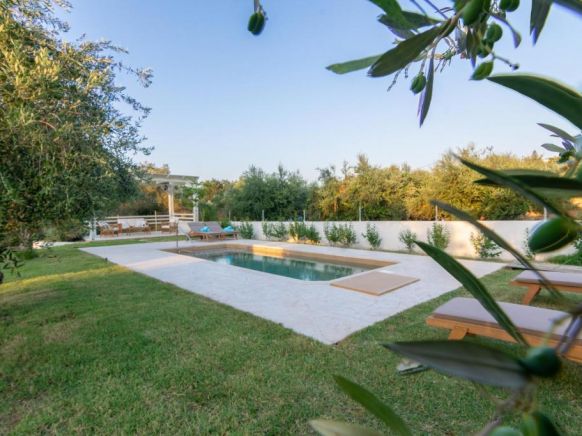 Villa Marian with Private Swimming Pool, Георгиуполис