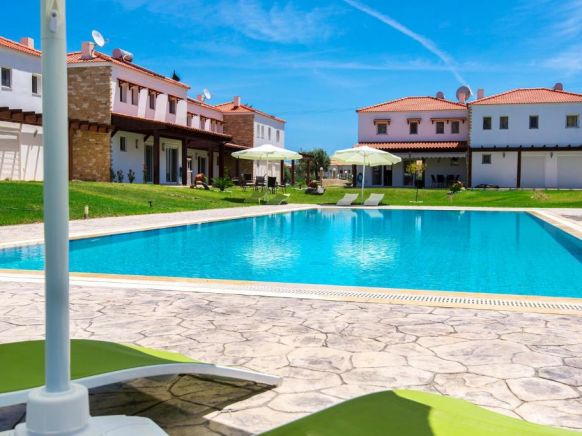 Villa with swimming pool near the beach, Колимбия