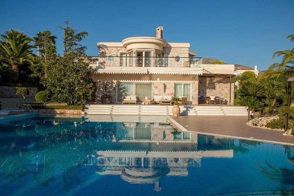 Beautiful pool Villa Sparta in Lagonissi, Athens, Лагонисси