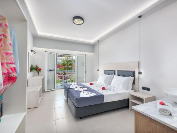 Breeze Luxury Rooms, Лаганас