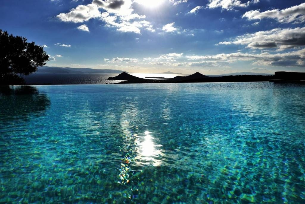 Villa Acqua · Gorgeous pool villa, stunning sea views, helipad!, Параспорос