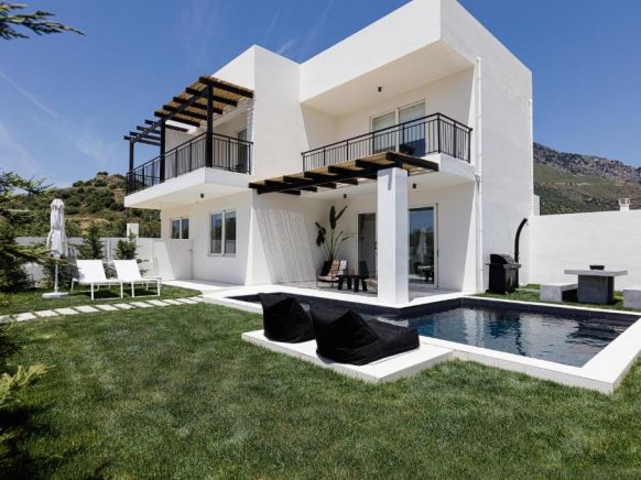 Modern new villa Casa Filo w/ private pool & Bbq, 200m from the beach, Плакиас