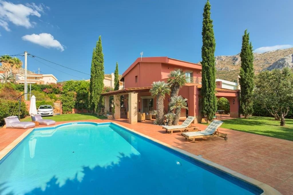 Villa Casa Del Sol with private pool, Сунион