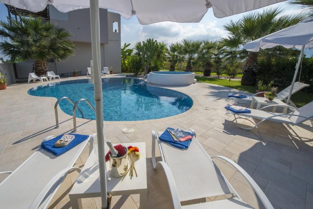Luxury Xenos Villa 2 With 4 Bedrooms , Private Swimming Pool, Near The Sea, Тингаки
