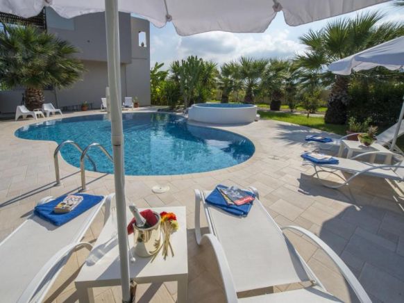 Luxury Xenos Villa 2 With 4 Bedrooms , Private Swimming Pool, Near The Sea, Тингаки