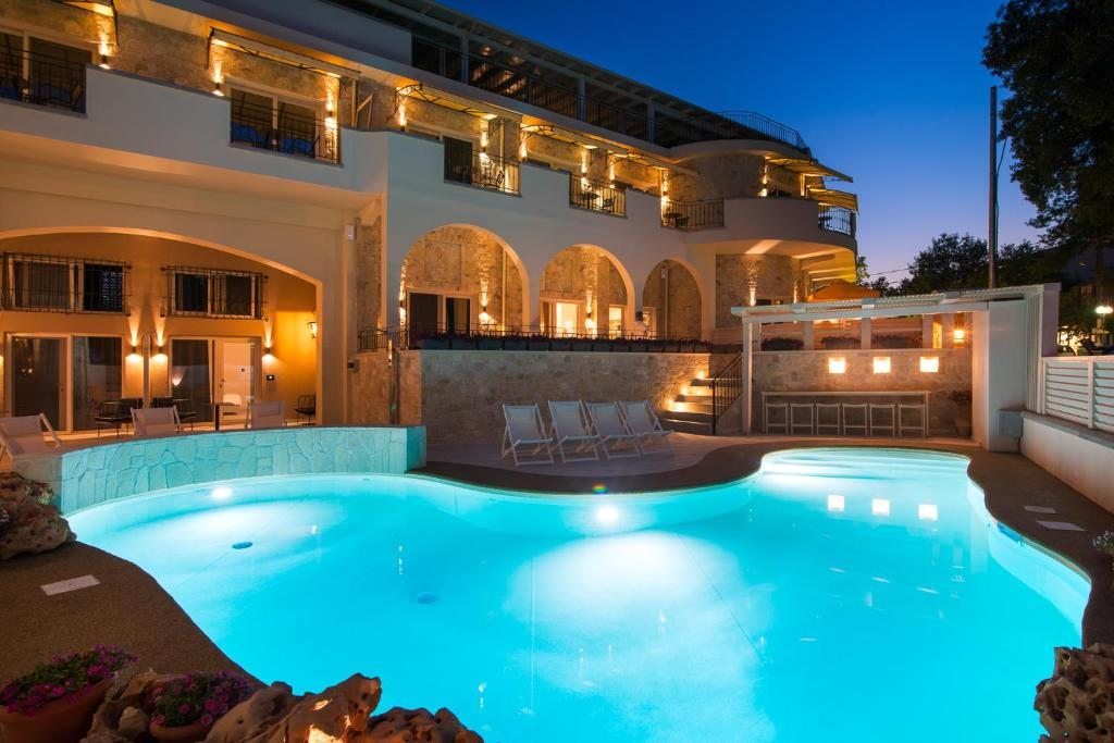 Neikos Mediterraneo Luxury Suites, Ханиоти