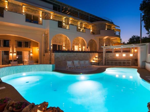 Neikos Mediterraneo Luxury Suites, Ханиоти