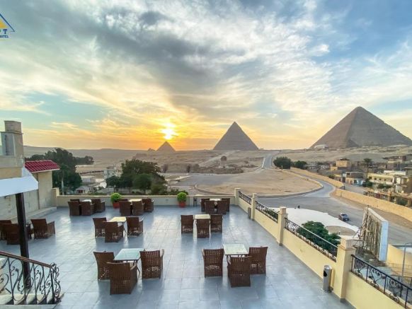 Egypt pyramids inn