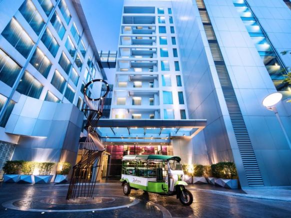 Отель Radisson Suites Bangkok Sukhumvit