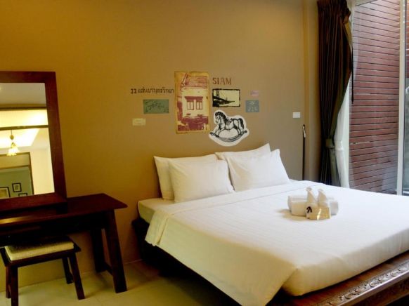 Feung Nakorn Balcony Rooms and Cafe