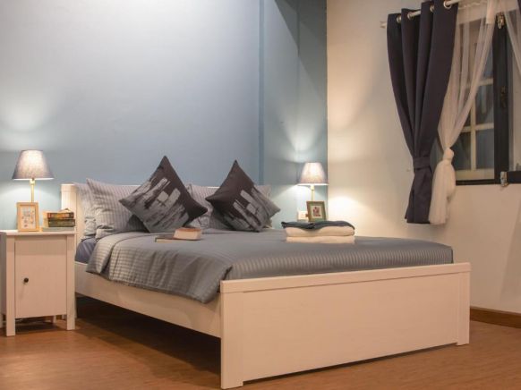 ThongLor Travellers Hostel and Cafe