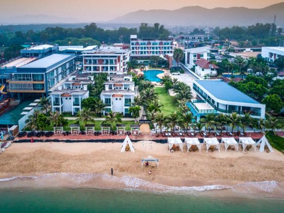 Отель Saint Tropez Beach Resort, Чантабури