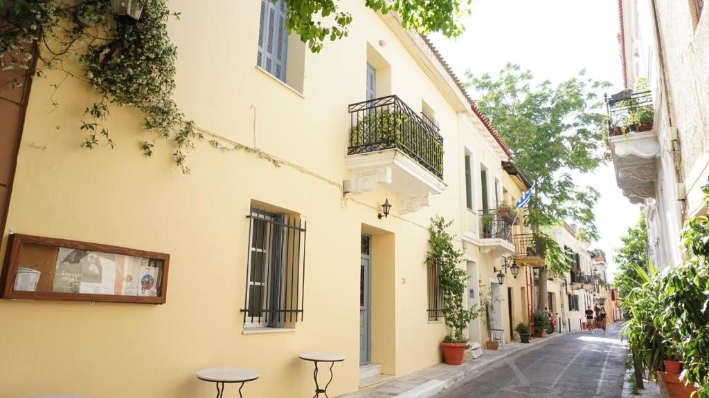 Athenian House in Plaka - 4 Bdrm Villa - 10 adults, Афины