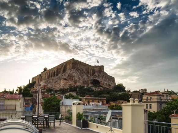 Plaka's Villa with Breathtaking Acropolis view, Афины