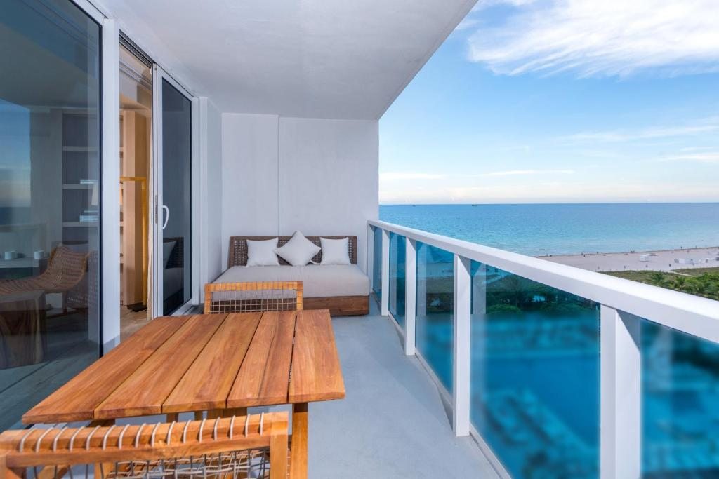 Hotel with ocean view, Майами-Бич