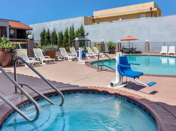 Comfort Inn Near Old Town Pasadena in Eagle Rock CA, Лос-Анджелес