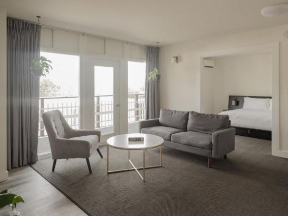 Hollywood Hills Hotel