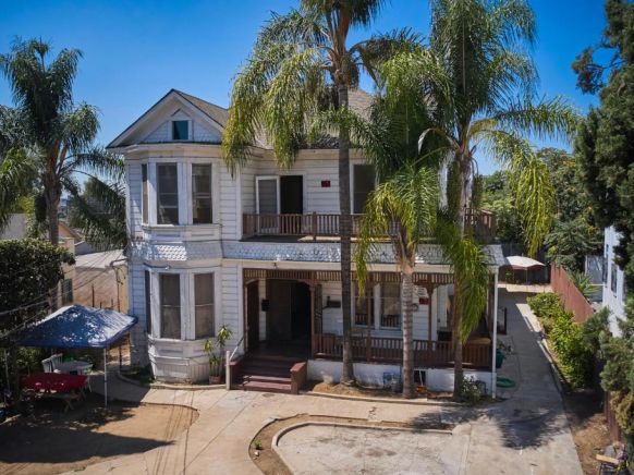 Mariachi Plaza Hotel