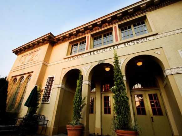 McMenamins Kennedy School, Портленд