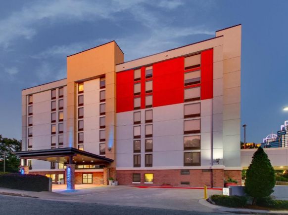 Holiday Inn Express & Suites Atlanta Perimeter Mall Hotel, an IHG Hotel