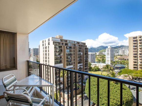 Aston at the Waikiki Banyan, Гонолулу