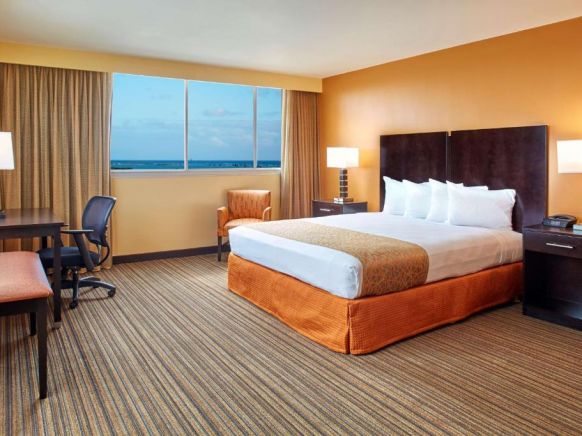 Best Western The Plaza Hotel - Free Breakfast, Гонолулу