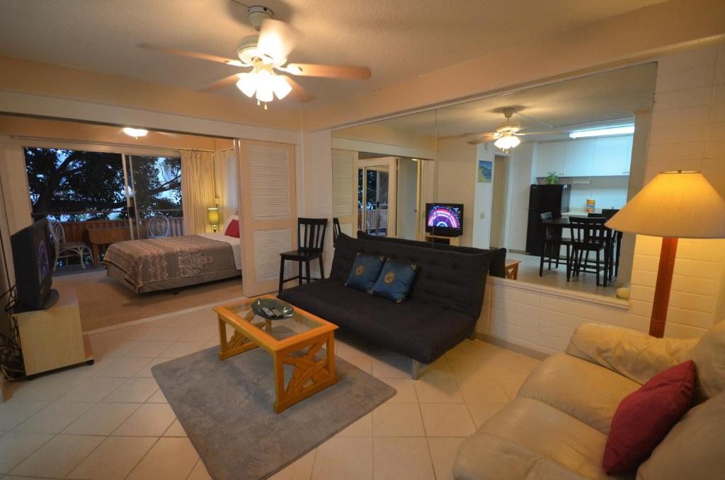 Hawaiian King 501 Studio, Pool and BBQ Grill, Sleeps 4, Гонолулу