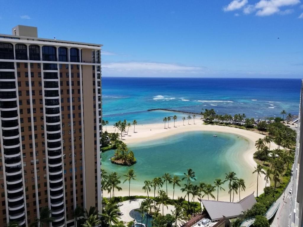 Ilikai Tower One Bedroom Lagoon View Waikiki Condos with Lanai & Free Wifi, Гонолулу