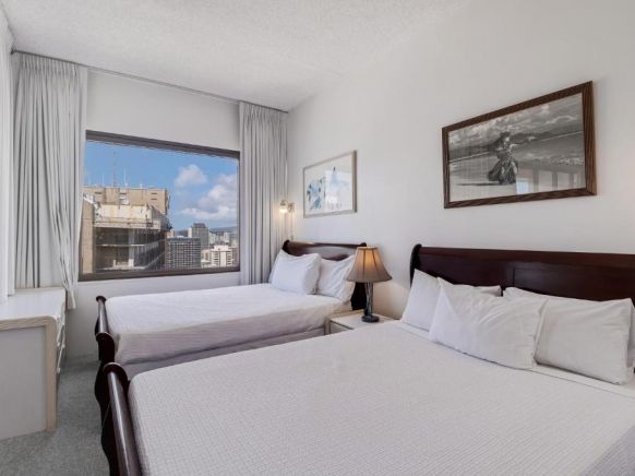Sea View Condos at the Waikiki Banyan - Free Parking!