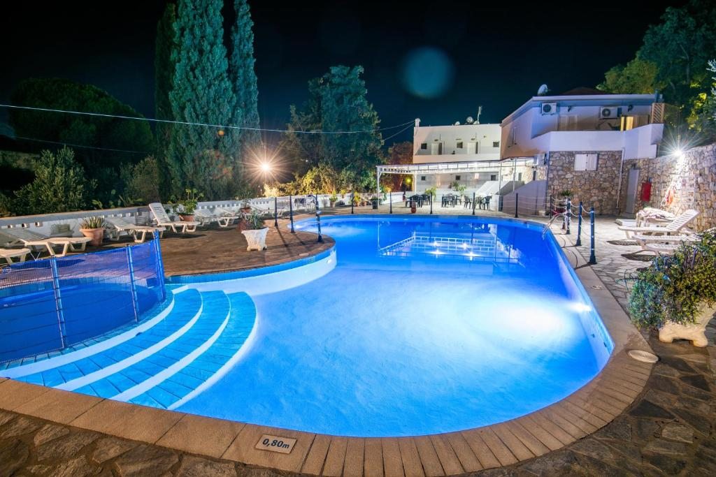 Ilias Studios Hotel with pool, Панормос-Калимнос