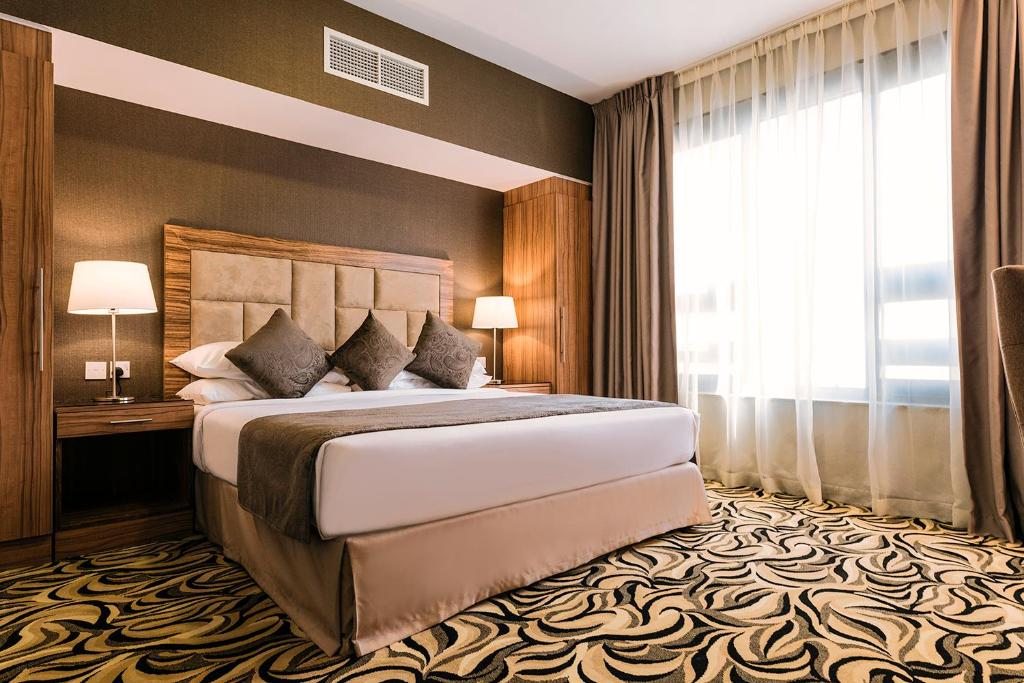 Отель Emirates Plaza Hotel, Абу-Даби