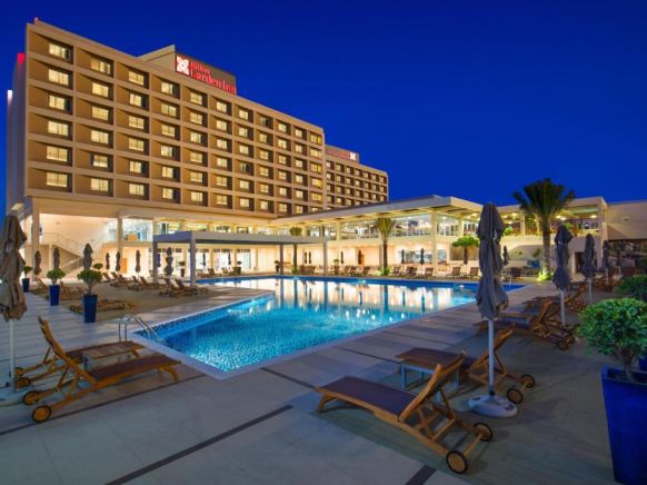 Отель Hilton Garden Inn Ras Al Khaimah, Рас-эль-Хайма