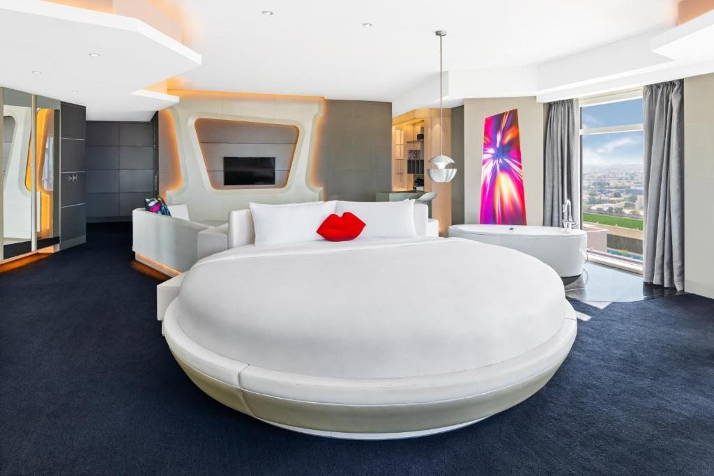 Отель V Hotel Dubai, Curio Collection by Hilton, Дубай