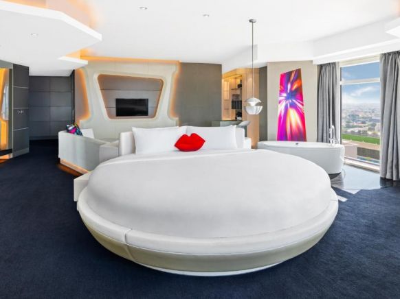 Отель V Hotel Dubai, Curio Collection by Hilton