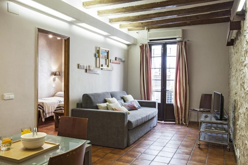 AinB Las Ramblas-Guardia Apartments, Барселона