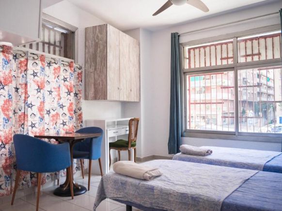 Hostal Ideal Badal, Барселона