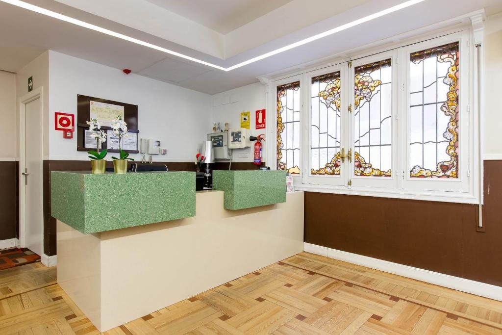 Hostal Sol Square Madrid, Мадрид