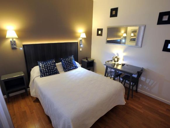 Hotel Italia, Тур