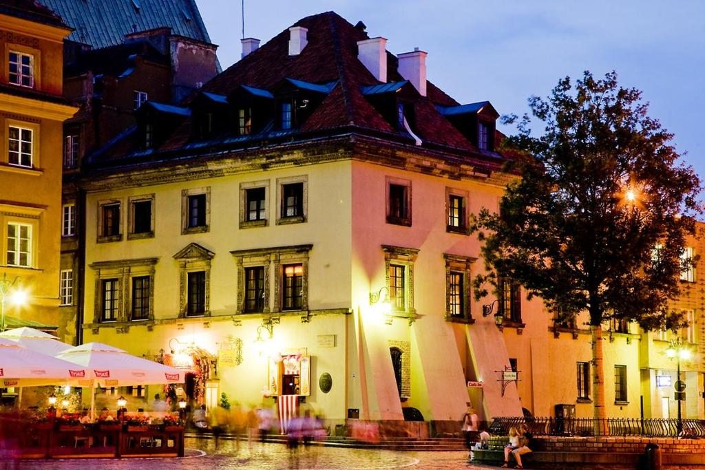 Castle Inn, Варшава