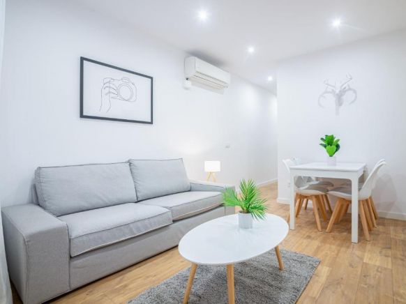 The White Flats Les Corts