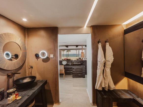 Theophan Restaurant and Apartments, Айя-Напа