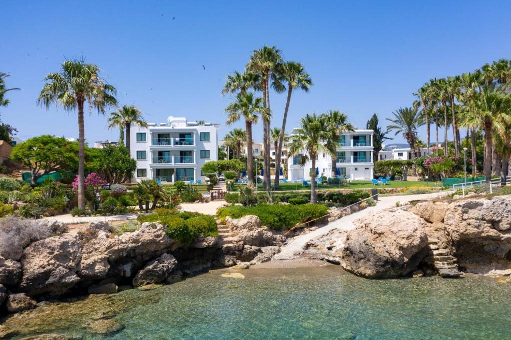 Rododafni Beach Apartments, Пафос
