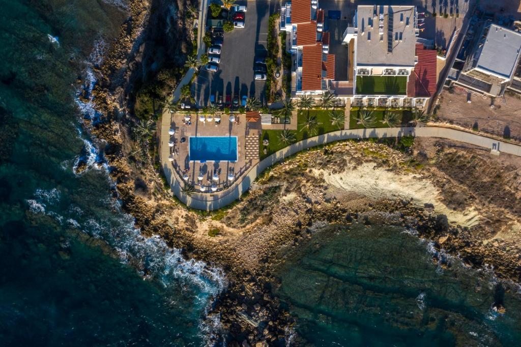Vrachia Beach Hotel & Suites, Пафос