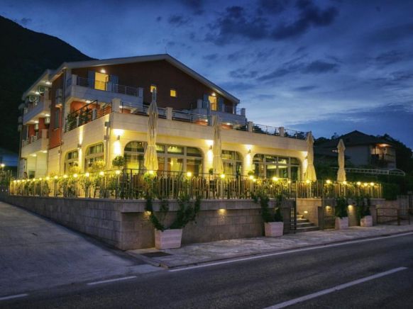 Hotel Ellena