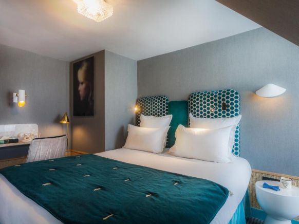 Handsome Hotel By Elegancia