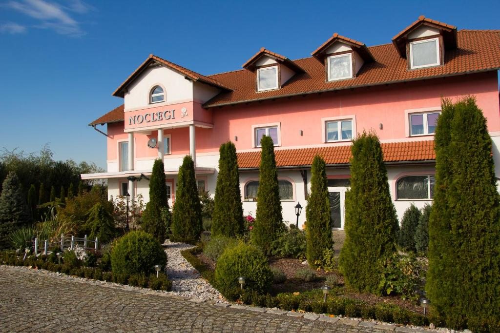 Отель Noclegi Biała Róża, Болеславец