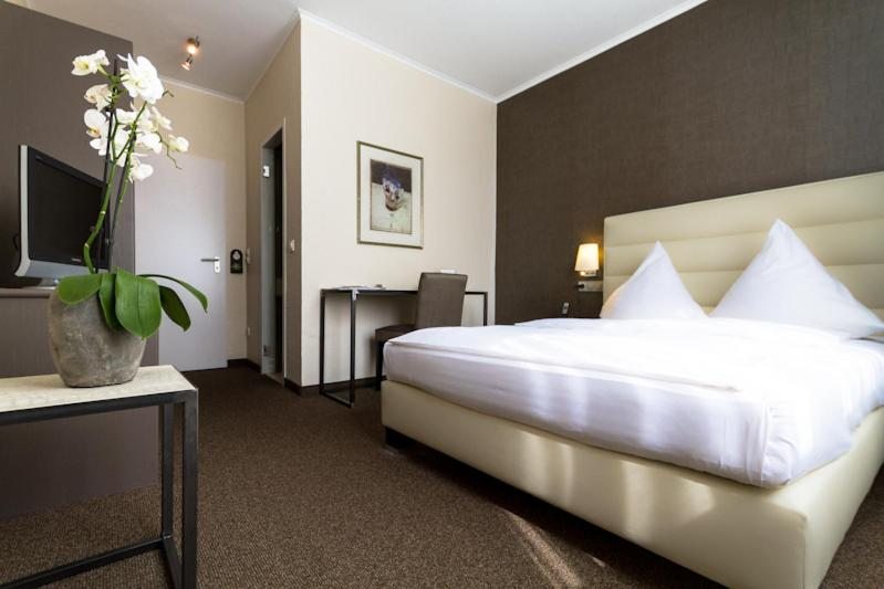 Hotel Fischerhaus with parking, Дюссельдорф