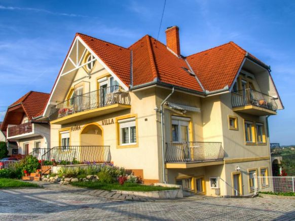 Flora Villa Apartments with terrace, Хевиз
